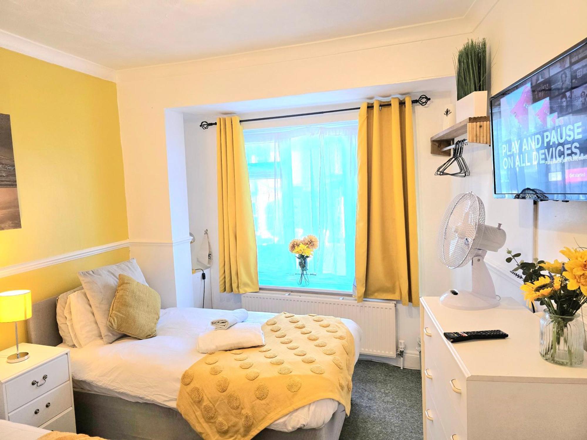 Gillings Villa -Perfect For Long & Short Stays Gillingham  Bagian luar foto